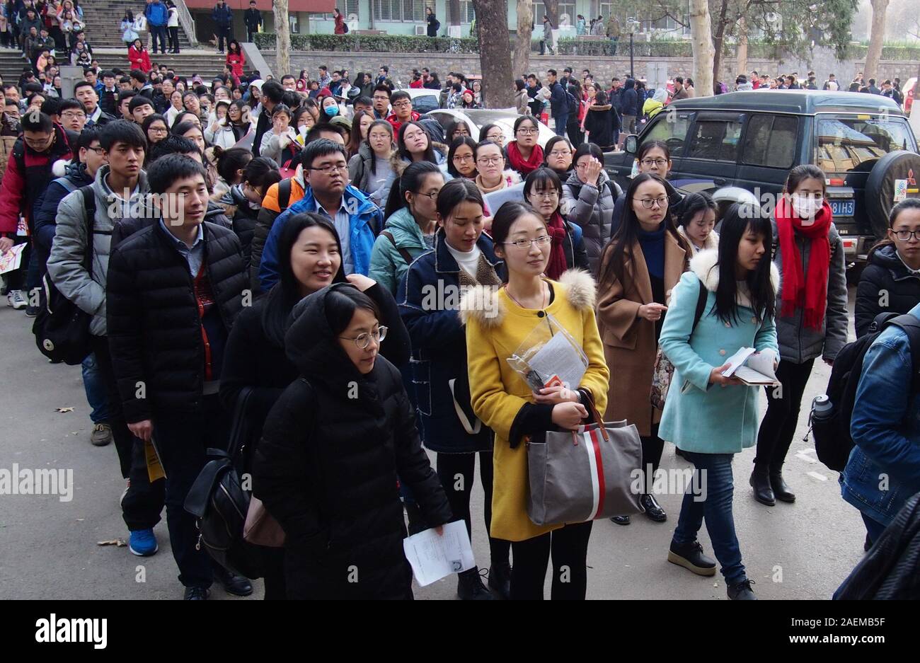 --FILE--linea di candidati a entrare nella stanza della Cina il funzionario civile esame di Jinan City, est della Cina di provincia di Shandong, 27 novembre 2016. Dalle ore 17:30 Foto Stock