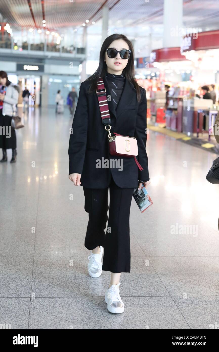 Attrice cinese Landy Li arriva in un aeroporto di Pechino beofre partenza a  Pechino in Cina, 22 novembre 2019. Maglione: Balenciaga Bag: Marc Jacbos S  Foto stock - Alamy