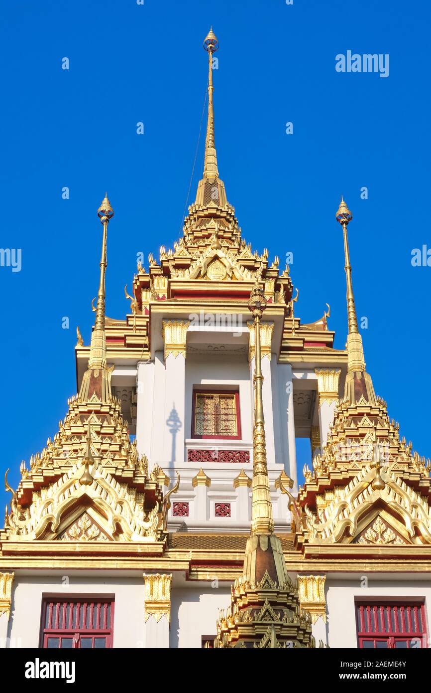 La parte più alta della Lohaprasad, basato sull'architettura di un antico monastero buddista in Sri Lanka; parte di Wat Rajanadta, Bangkok, Thailandia Foto Stock