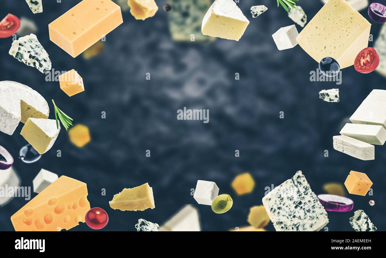 Telaio di formaggio su sfondo nero, diversi tipi di formaggio Foto Stock