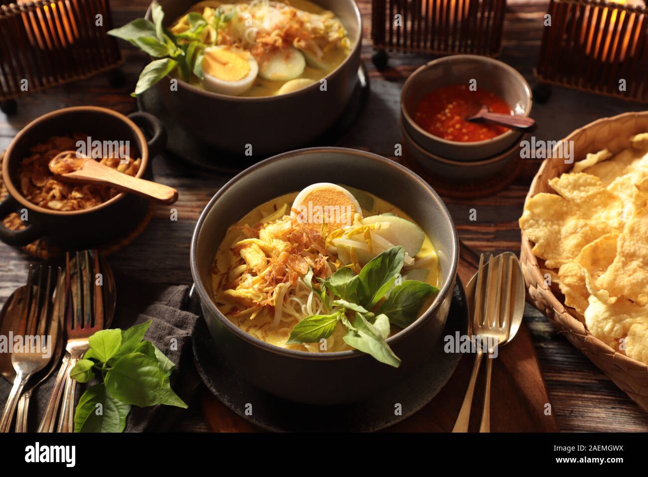 Laksa Cibinong. Sundanese zuppa di noodle al pollo in latte di cocco da Cibinong, West Java. Foto Stock