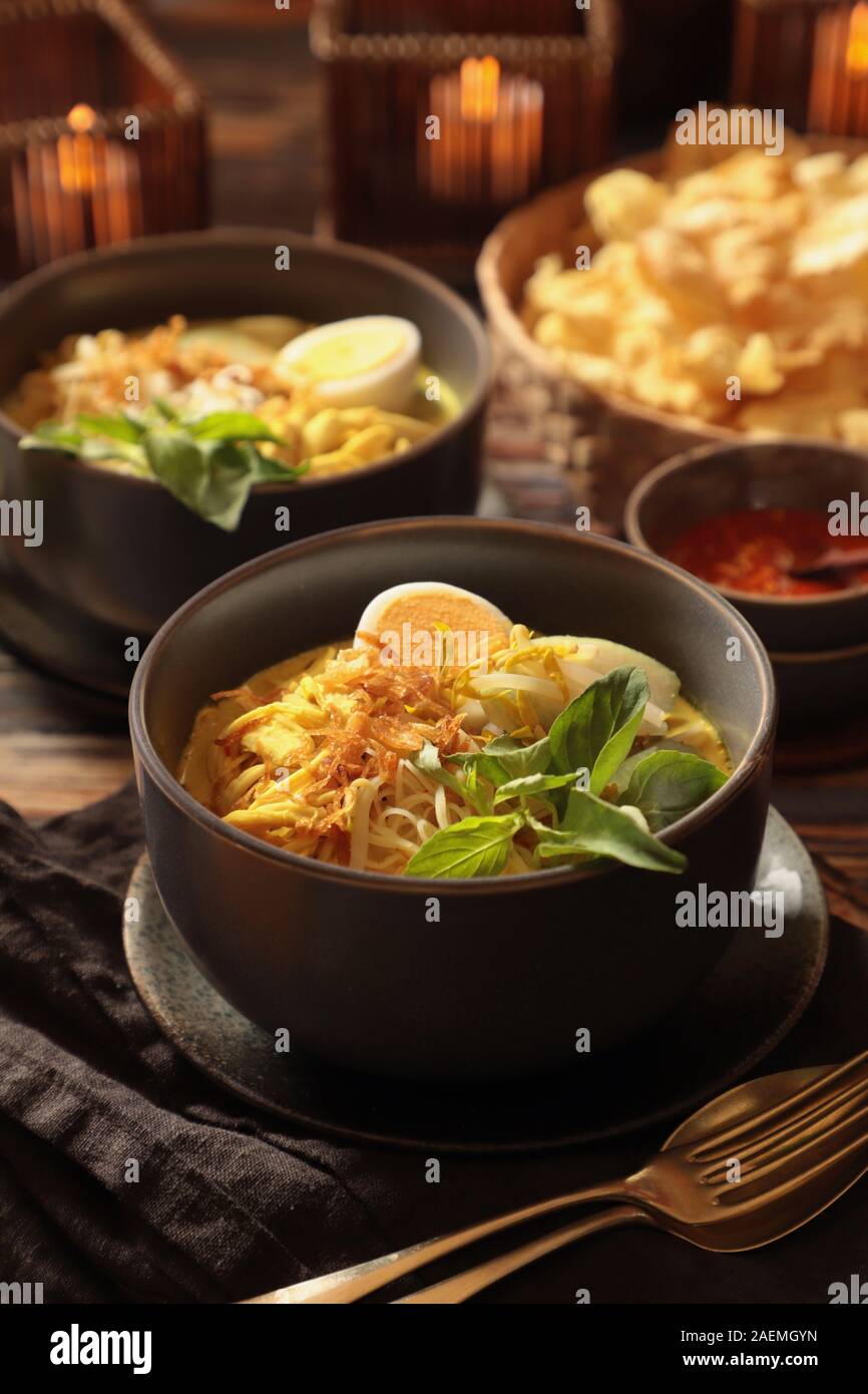 Laksa Cibinong. Sundanese zuppa di noodle al pollo in latte di cocco da Cibinong, West Java. Foto Stock