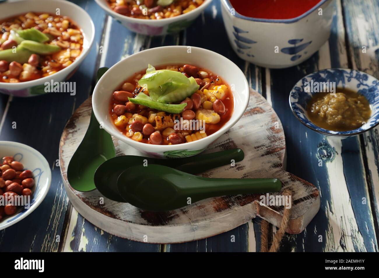 Asinan Jagung Bakar. Brace di chicchi di mais in dolce e speziato, salato e amaro aceto medicazione da Bogor, West Java. Foto Stock