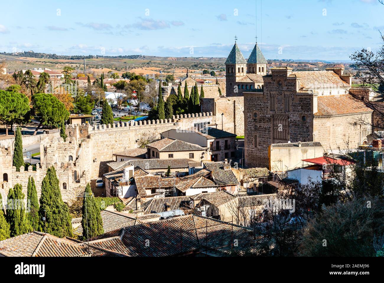 La città di Toledo, Spagna, dai bastioni con la Puerta de la Bisagra e Santiago del Arrabal chiesa in stile mudejar. Foto Stock