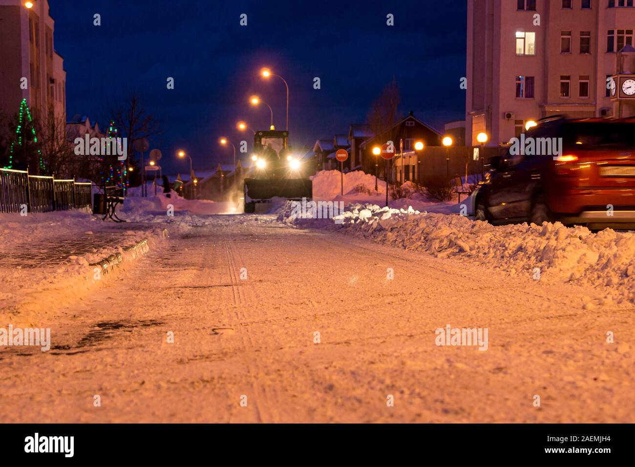 Rimozione della neve dalle strade con pesanti attrezzature su strada Foto Stock