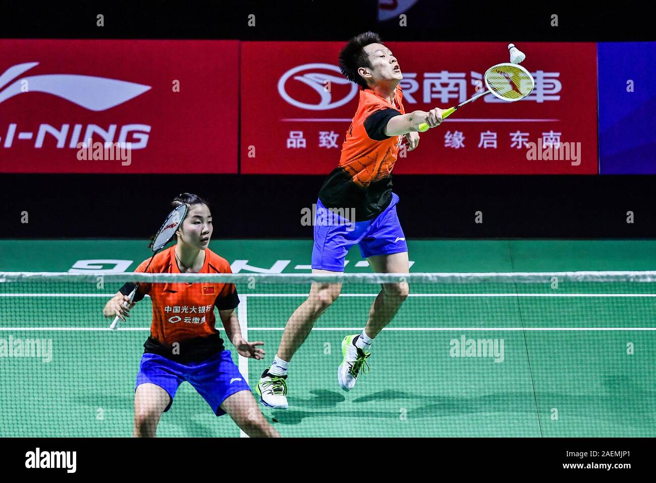 Ren Xiaoyu e Zhou Chaomin della Cina prendere la palla contro Kouhei Gondou e Ayane Kurihara del Giappone per il primo round del doppio misto di Fuzhou mento Foto Stock