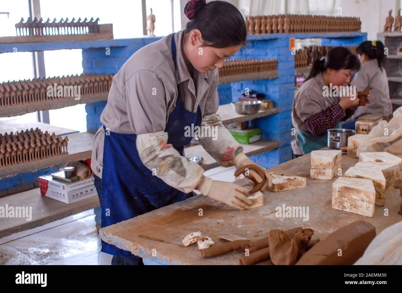 Un abitante locale in i Guerrieri di Terracotta borgo fa un Guerriero di terracotta a Xi'an City, a nord-ovest della Cina di provincia di Shaanxi, 8 novembre 2019. Foto Stock