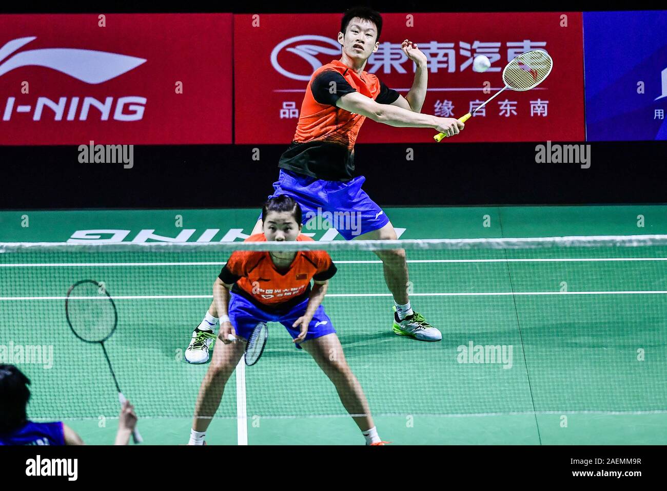 Ren Xiaoyu e Zhou Chaomin della Cina prendere la palla contro Kouhei Gondou e Ayane Kurihara del Giappone per il primo round del doppio misto di Fuzhou mento Foto Stock