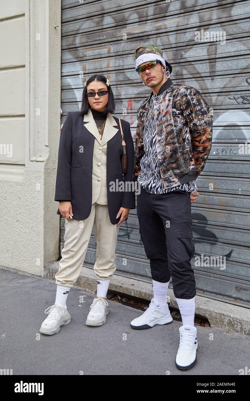 Milano, Italia - 22 settembre 2019: uomo e donna con giacca beige e  pantaloni e camicia trasparente e nero e camicia bianca prima del Boss  fashion s Foto stock - Alamy
