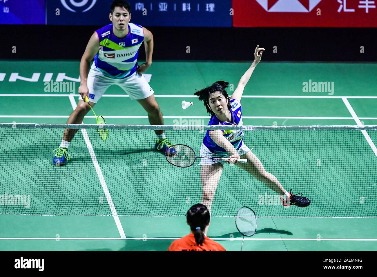 Kouhei Gondou e Ayane Kurihara del Giappone prendere la palla contro Ren Xiaoyu e Zhou Chaomin della Cina al primo turno del doppio misto di Fuzhou mento Foto Stock