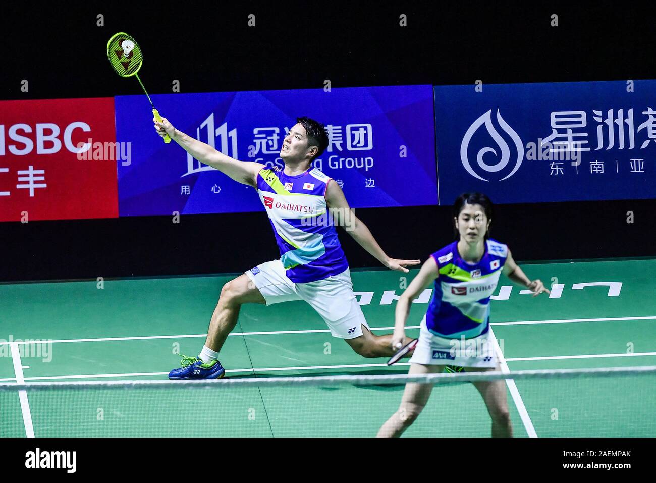 Kouhei Gondou e Ayane Kurihara del Giappone prendere la palla contro Ren Xiaoyu e Zhou Chaomin della Cina al primo turno del doppio misto di Fuzhou mento Foto Stock