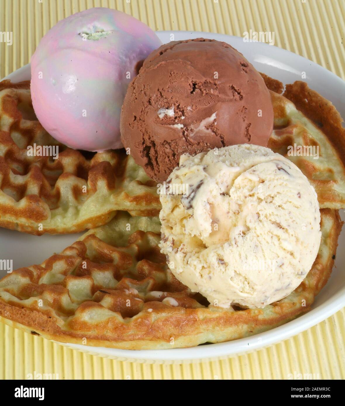 Ice Cream scoop o gelato waffle ciotola sul nuovo sfondo Foto Stock