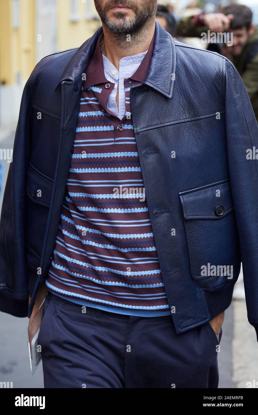 Milano, Italia - 22 settembre 2019: l'uomo con la pelle blu camicia e polo a righe prima del Boss fashion show, la Settimana della Moda Milanese street style Foto Stock