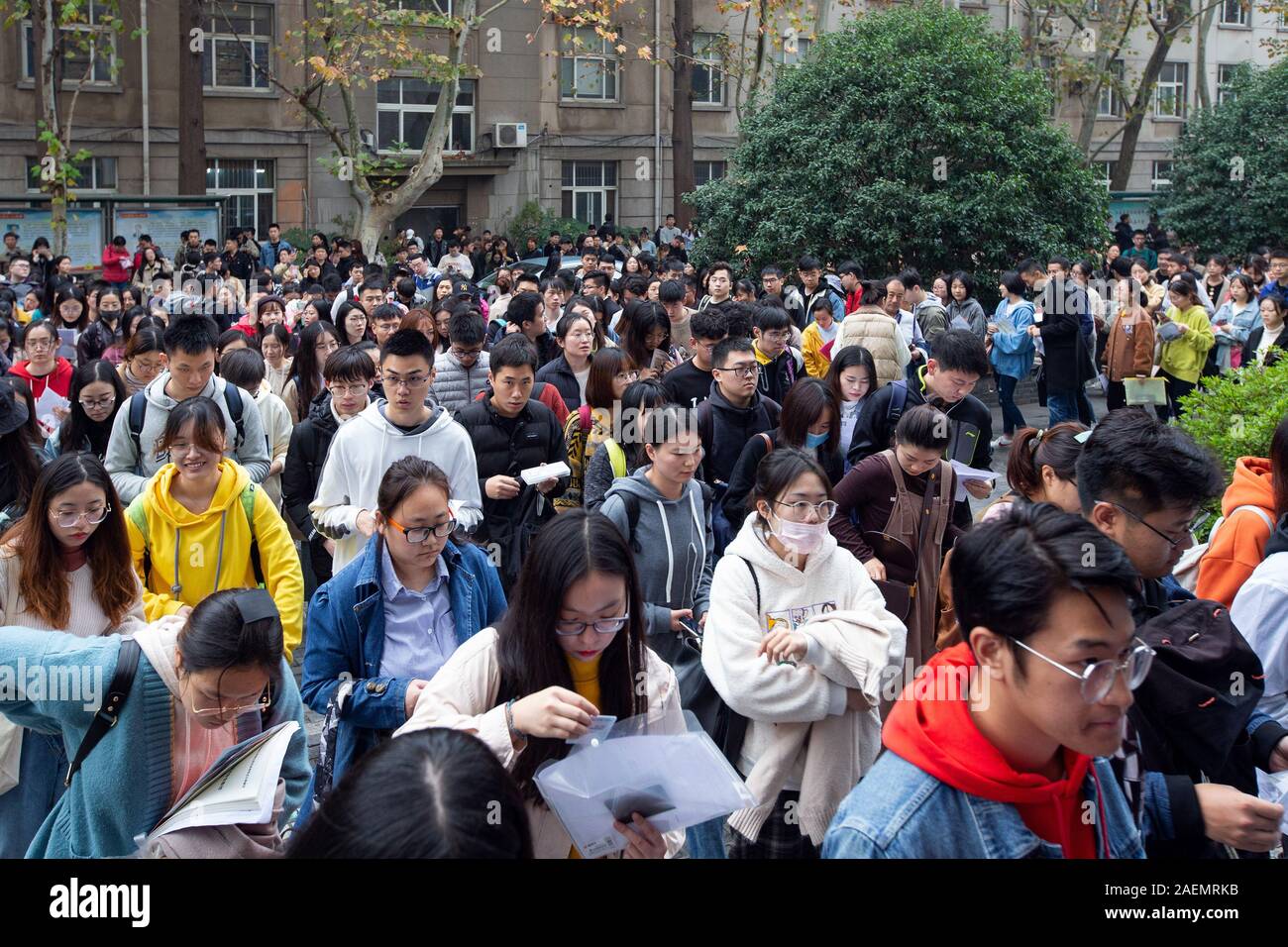 Applicants wait outside the classroom, where they will take the unified written exam of civil servant, preparing for the incoming exams at Nanjing Agr Foto Stock