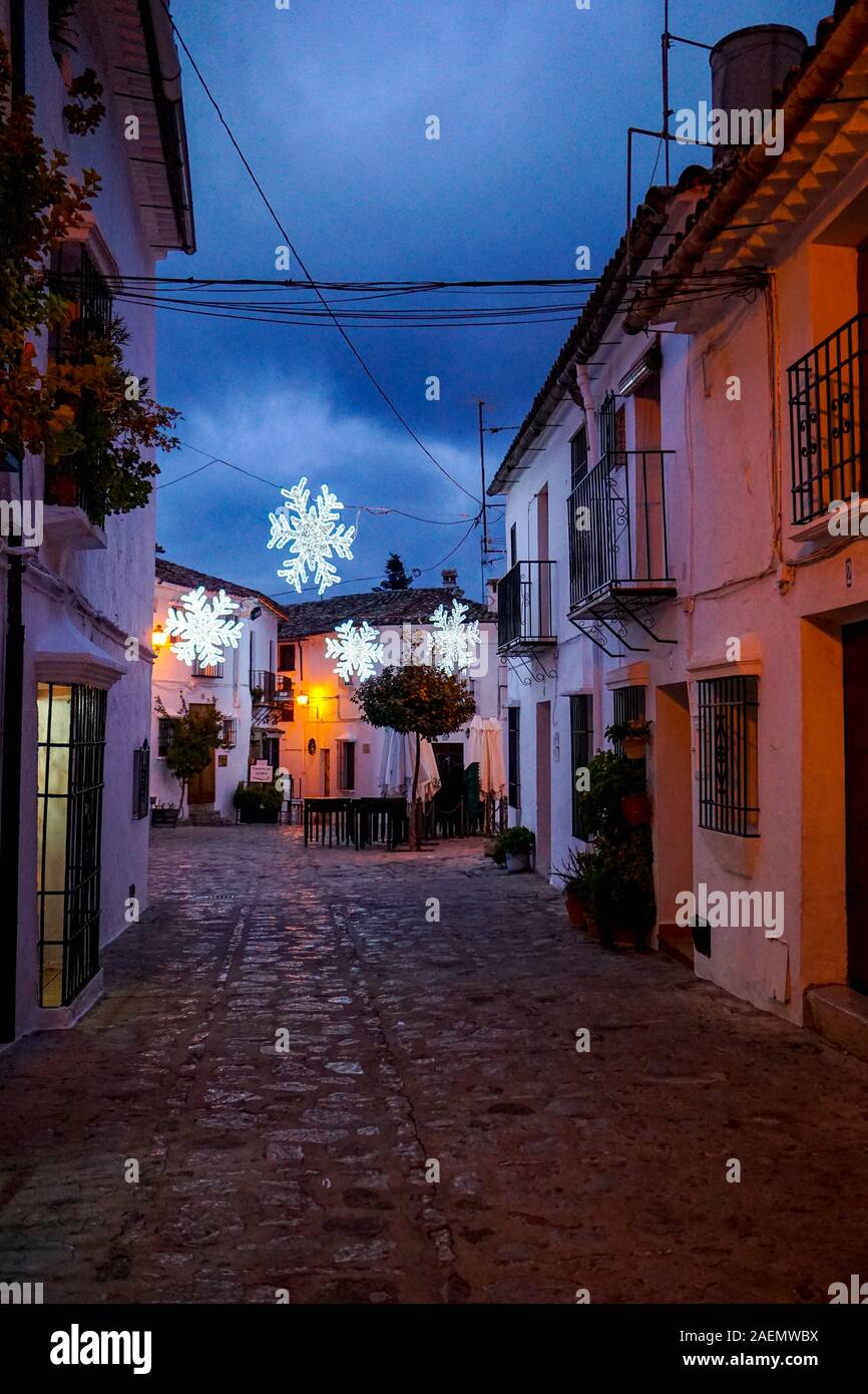 Batter, colorate luci di Natale Decorare la sera buia stradine del villaggio di Grazalema, uno dei pueblos blancos o villaggi bianchi di Andalusia nel sud della Spagna Foto Stock