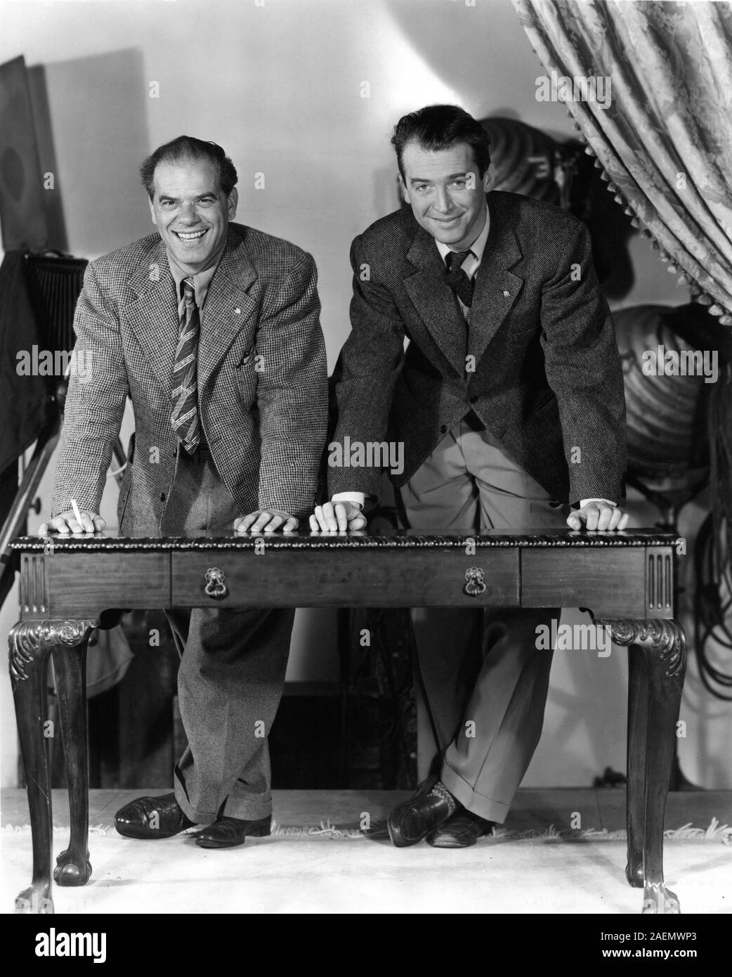 Direttore Frank Capra e JAMES STEWART sul set candida durante le riprese di LA VITA È una cosa meravigliosa 1946 Direttore Frank Capra Liberty Films / RKO Radio Pictures Foto Stock