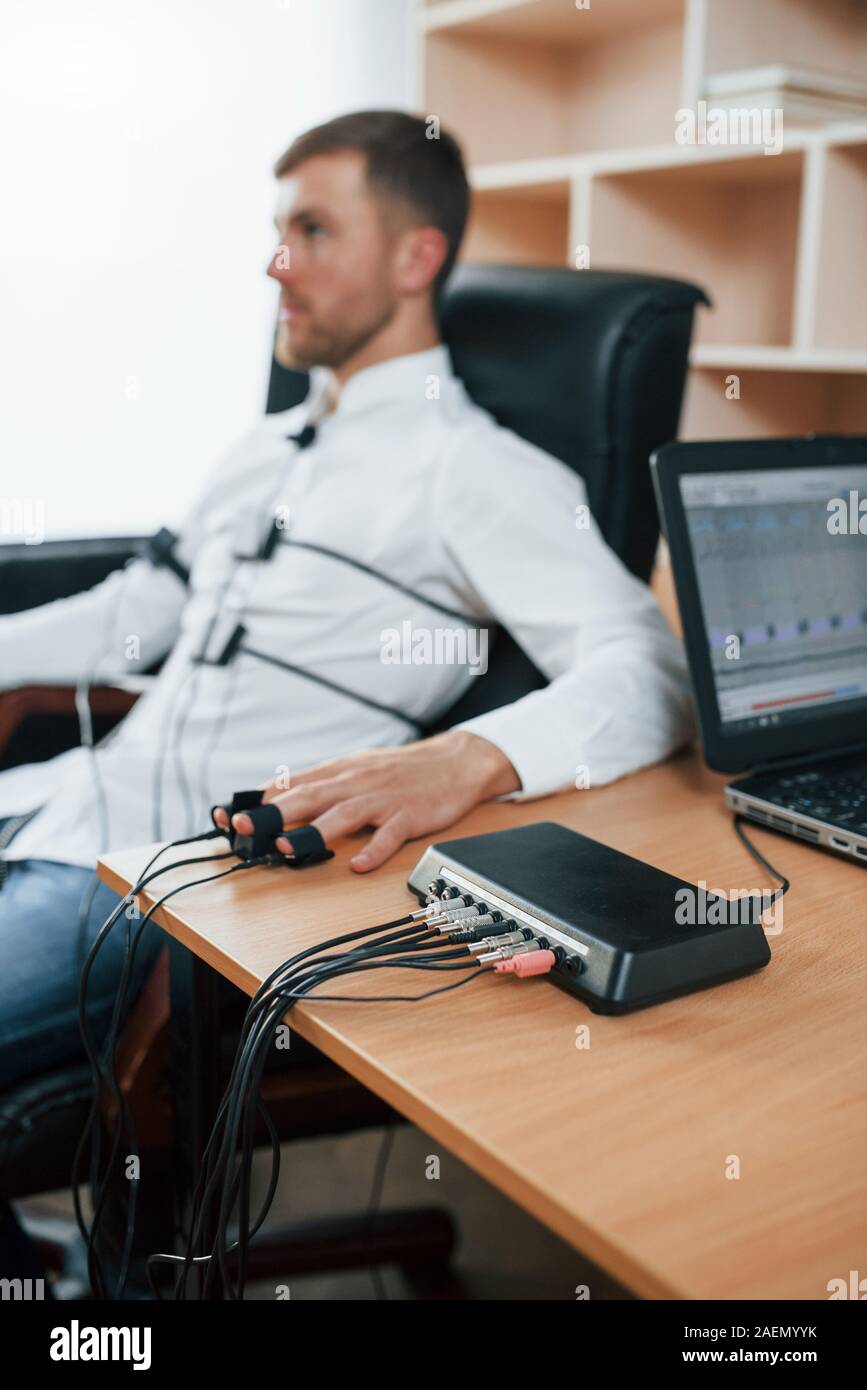 Giovane imprenditore non piace ai suoi dipendenti. Oggi faremo sapere se è vero che l uomo sospetto passa lie detector in ufficio. Porre domande Foto Stock