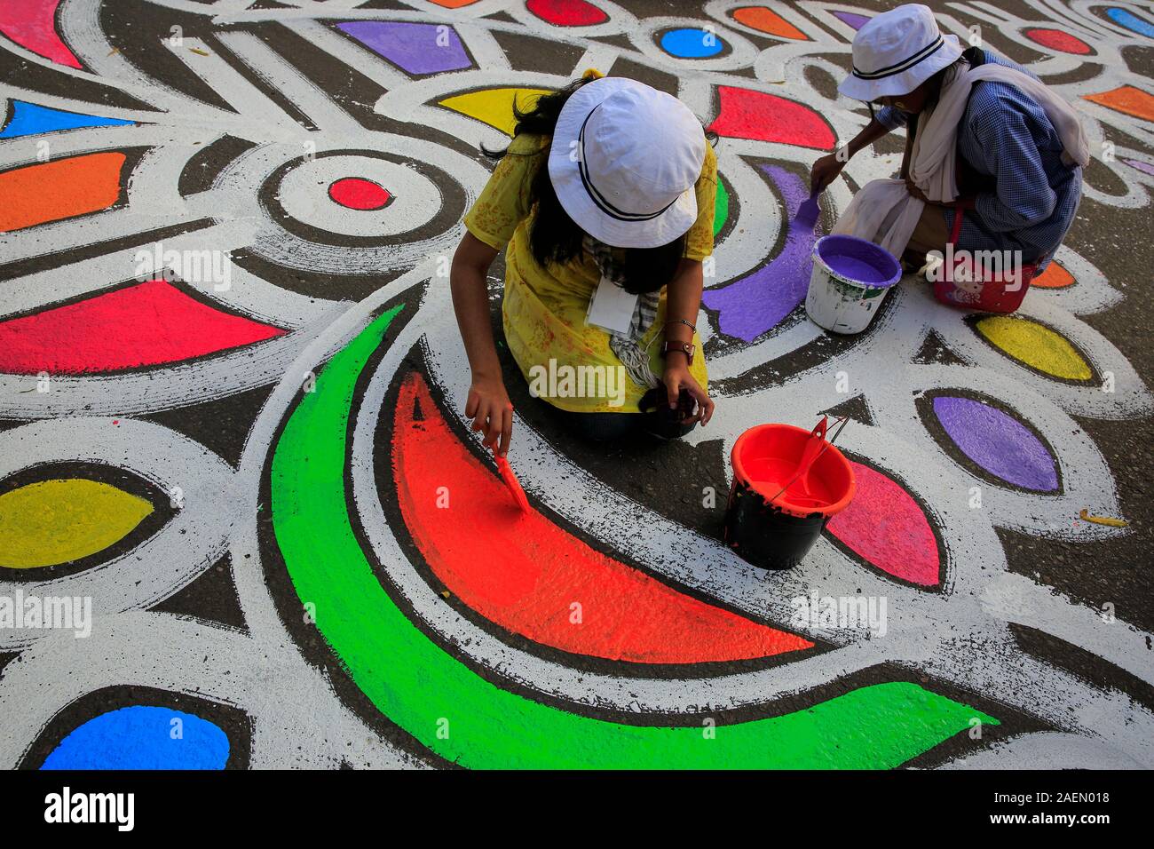 Gli studenti di Fine Art Institute dell'università di Dhaka paint motivi floreali su strada in occasione dell'International Lingua Madre il giorno. Dacca, Bangla Foto Stock