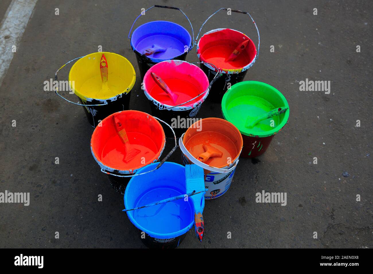 Le benne di vernice con spazzole. Foto Stock