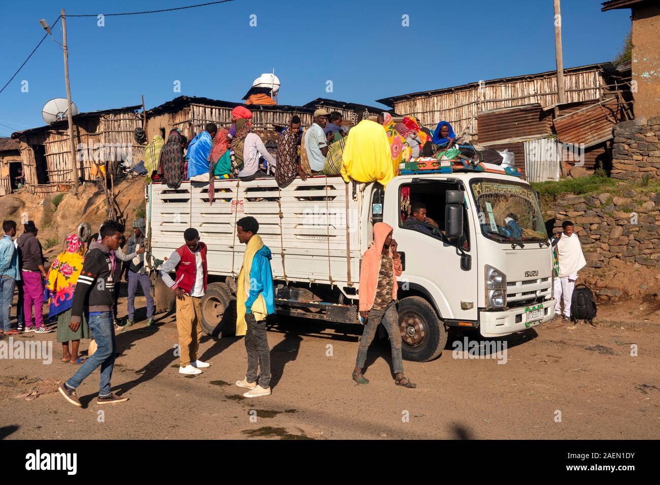 Etiopia, Amhara Region, sbarcare, centro città, trasporti, persone affollamento sul carrello Isuzu usato come bus locale Foto Stock