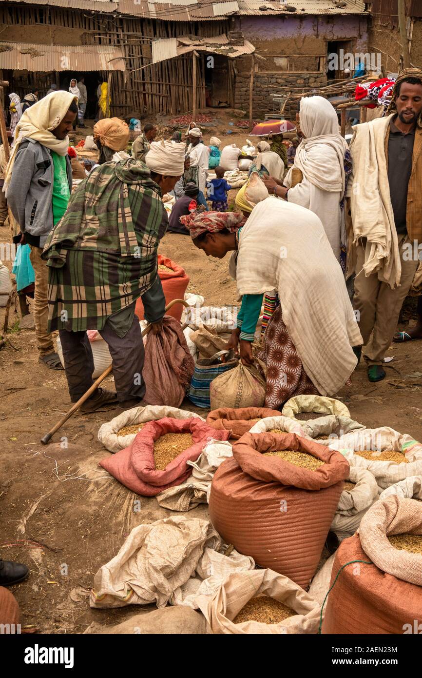 Etiopia, Amhara Region, sbarcare, centro città, area di mercato, vendita di stallo coltivati localmente i chicchi Foto Stock