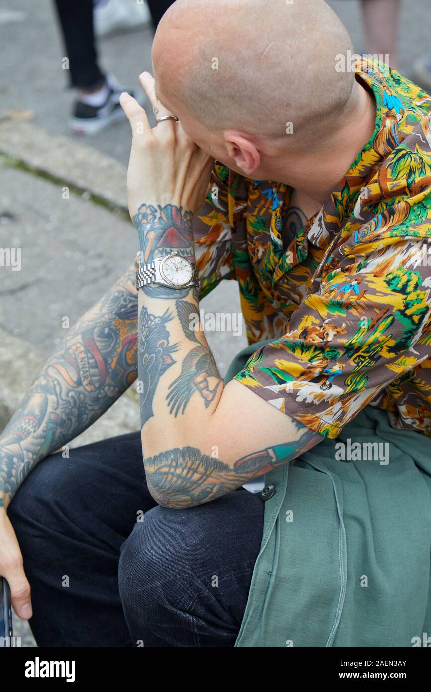 Milano, Italia - 22 settembre 2019: l'uomo con la Rolex Datejust watch e  camicia di colore
