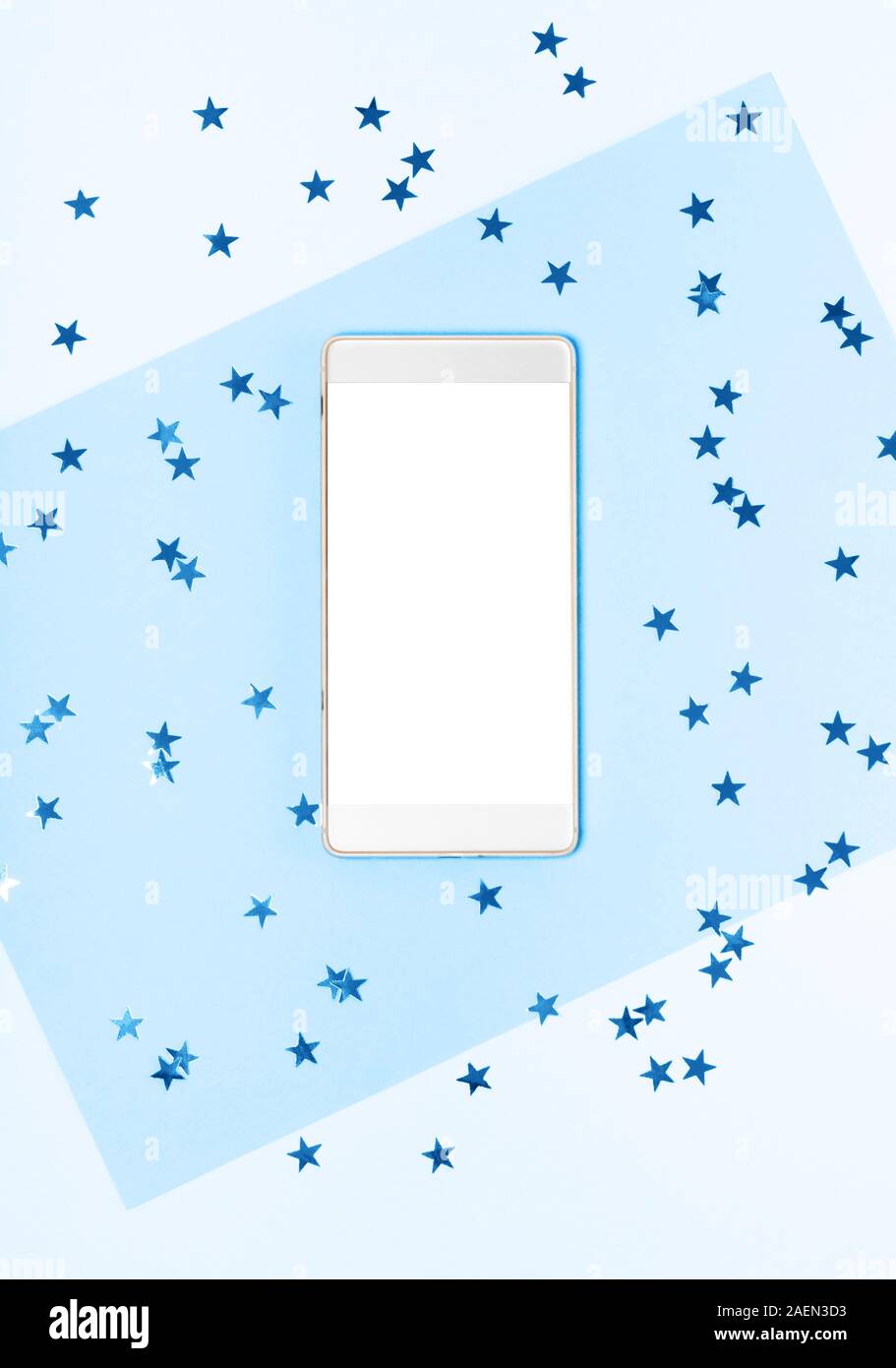 Telefono cellulare dispositivo come un regalo su sfondo blu con le stelle. Il concetto di San Valentino, Festa della Mamma, compleanno, Anno nuovo, Natale, laici piatta Foto Stock