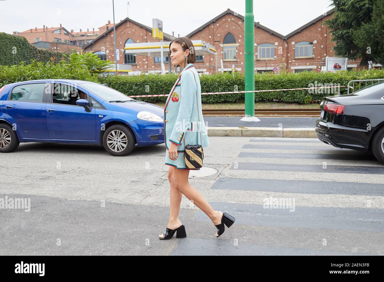 Milano, Italia - 22 settembre 2019: Donna con turchese giacca e gonna e  borsa di Gucci prima di Gucci fashion show, la Settimana della Moda  Milanese street style Foto stock - Alamy