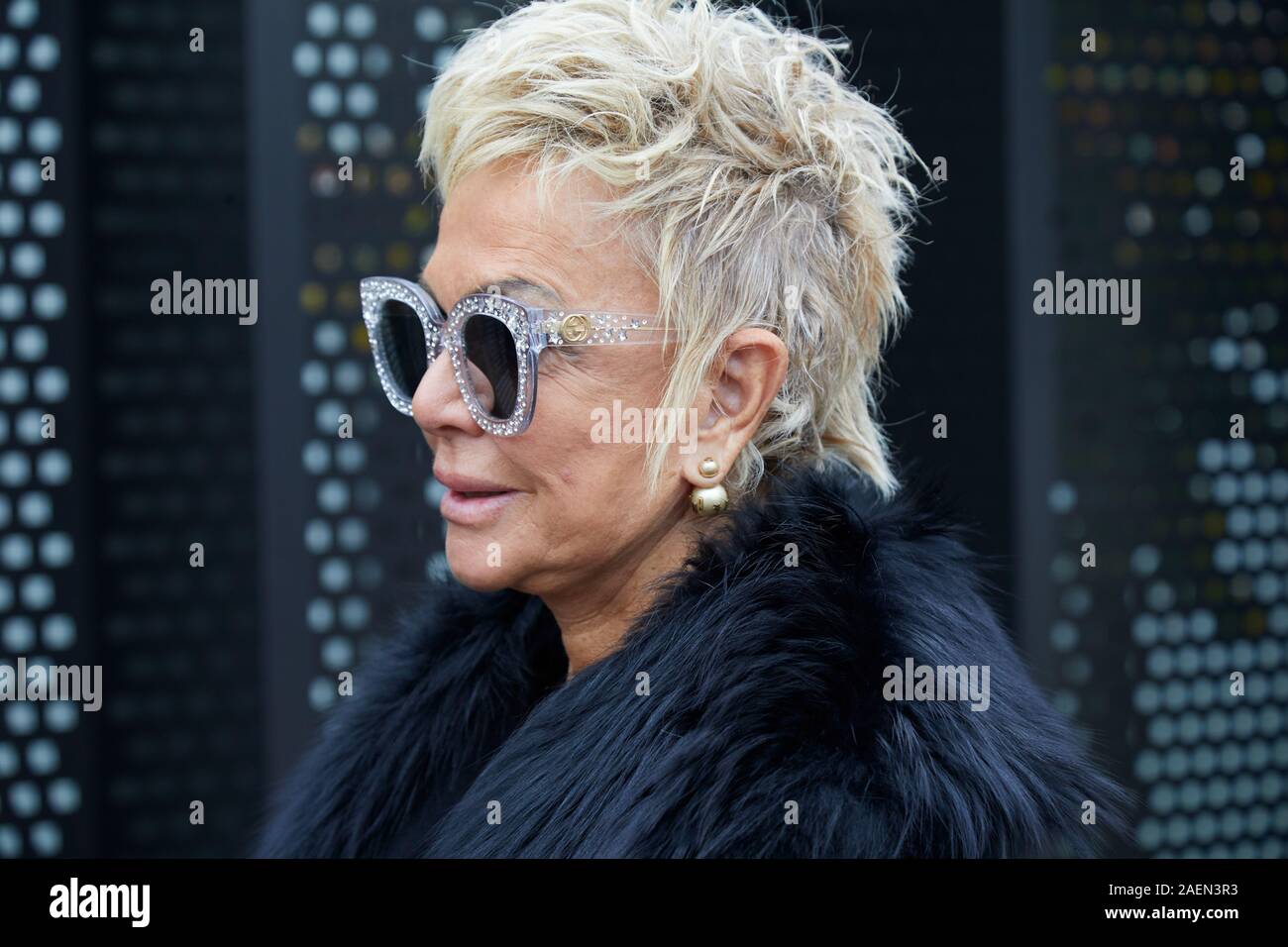 Milano, Italia - 22 settembre 2019: Donna con trasparenti e glitter Gucci  occhiali da sole e pelo nero collare prima di Gucci fashion show, Milano  Moda W Foto stock - Alamy
