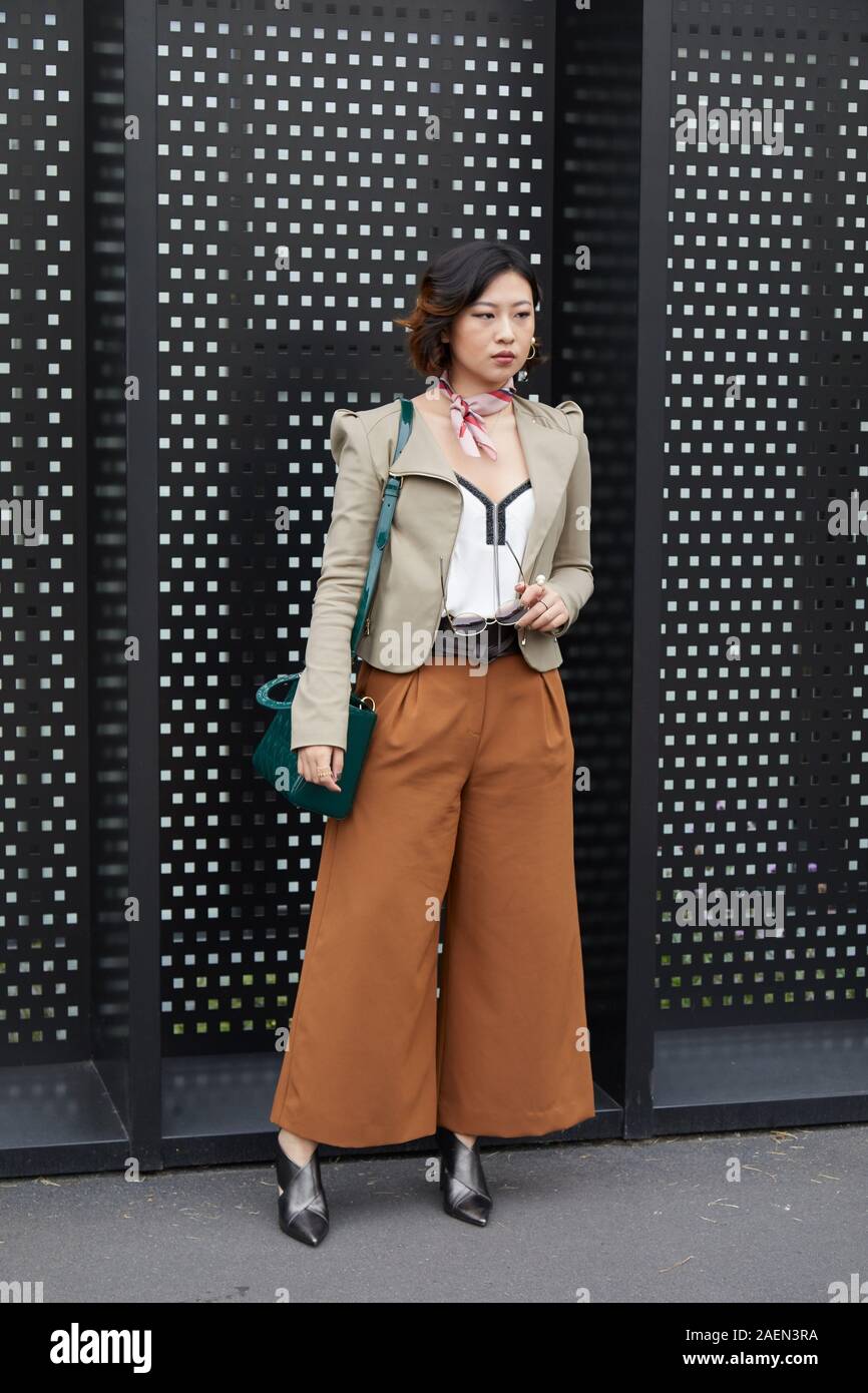 Milano, Italia - 22 settembre 2019: Donna con browm pantaloni e giacca beige prima di Gucci fashion show, la Settimana della Moda Milanese street style Foto Stock