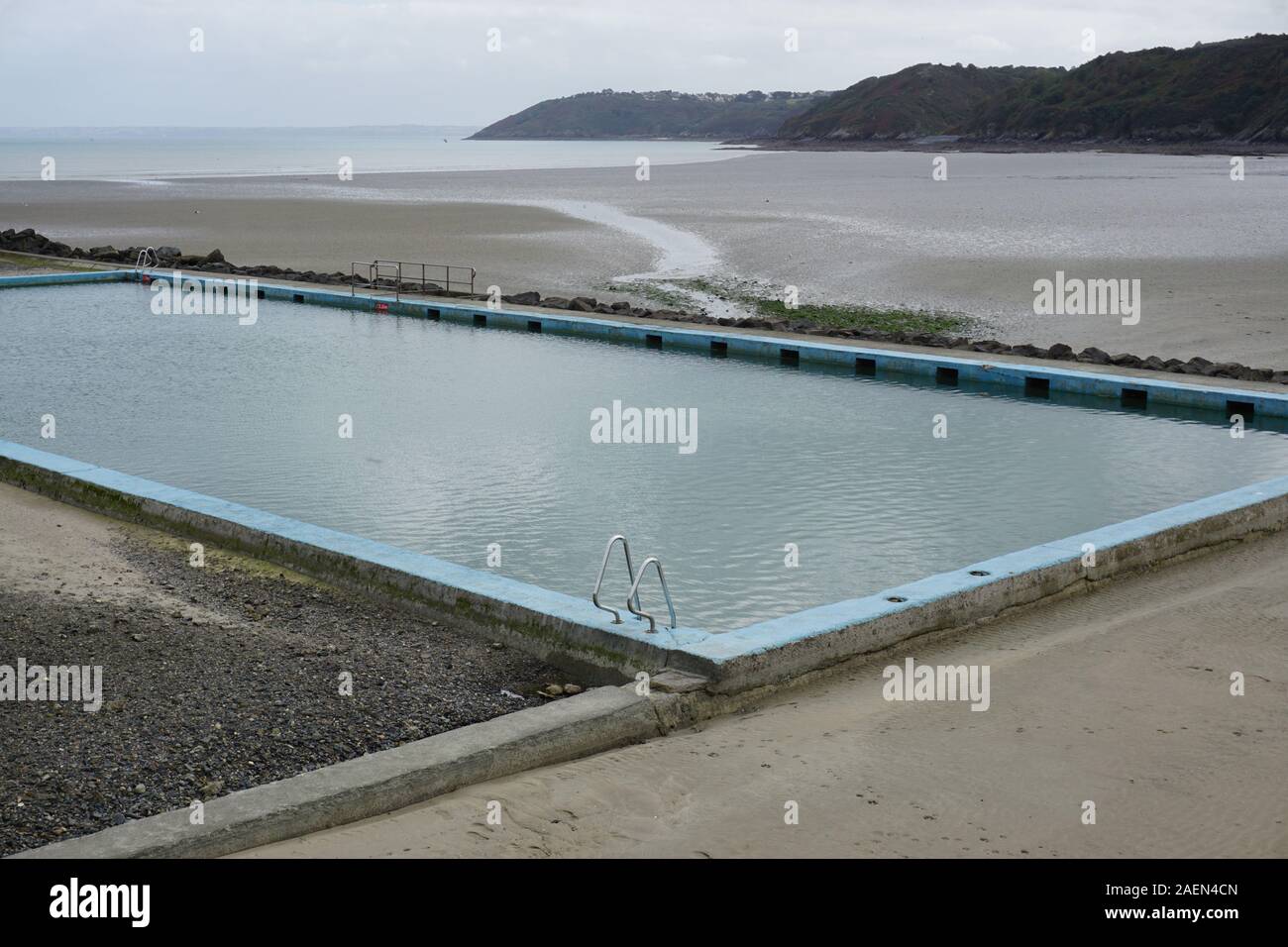 Piscina all'aperto sulla spiaggia con la bassa marea sulla costa della Bretagna, Francia Foto Stock