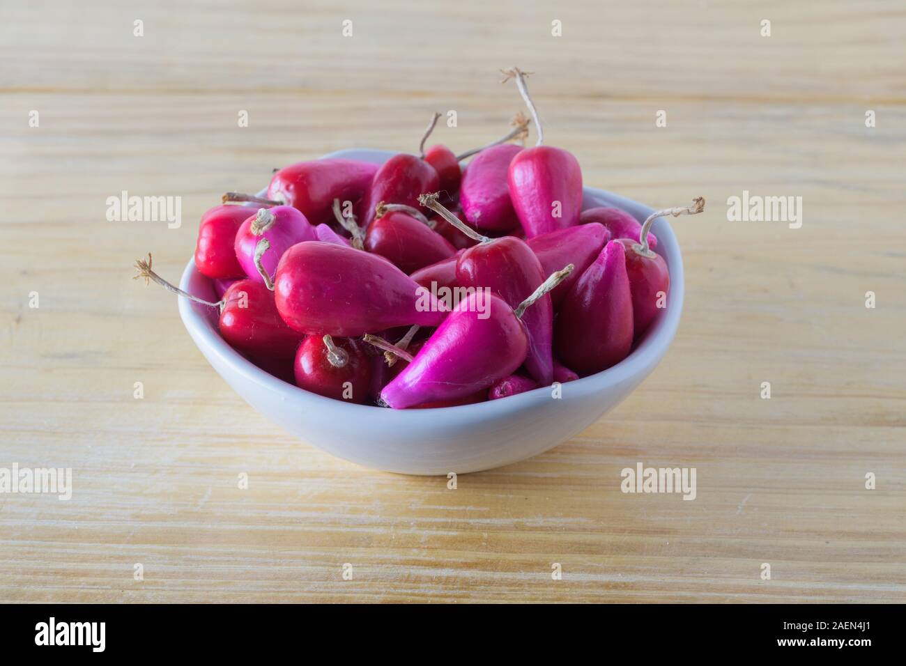 Gruppo di frutta fresca di Pitiguey in ciotola bianca su tavolo di legno Foto Stock
