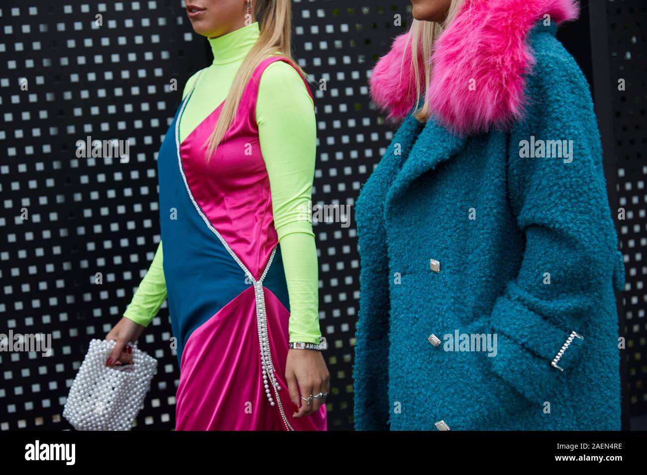 Milano, Italia - 22 settembre 2019: Le donne con Blue Coat con rosa collare di pelliccia e giallo abito verde prima di Gucci fashion show, la Settimana della Moda Milanese stre Foto Stock