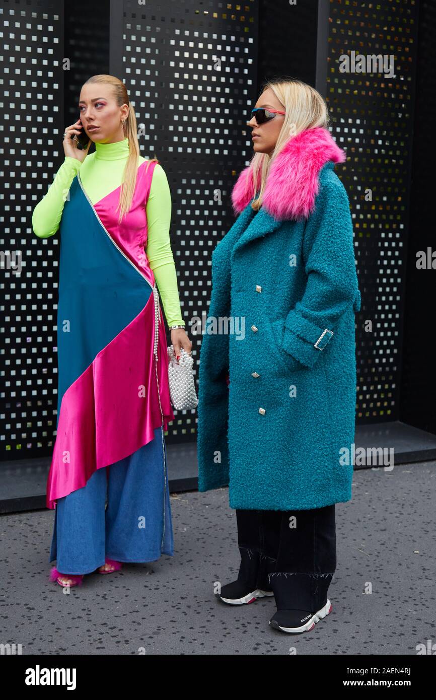 Milano, Italia - 22 settembre 2019: Le donne con Blue Coat con rosa collare di pelliccia e giallo abito verde prima di Gucci fashion show, la Settimana della Moda Milanese stre Foto Stock