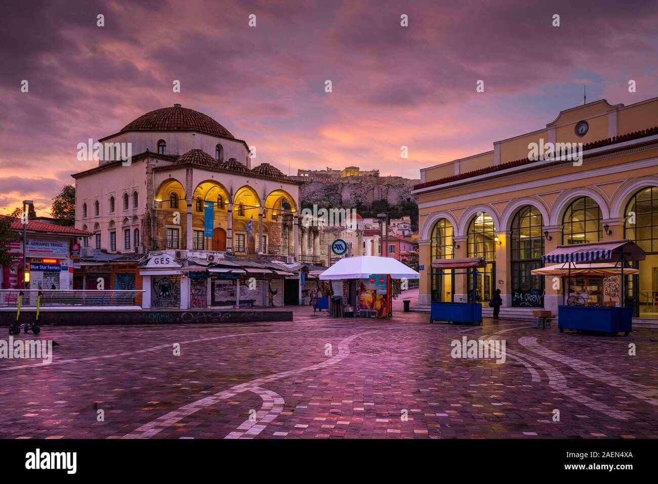 Athens, Grecia - 29 Novembre 2019: la mattina presto vista sull'Acropoli, vecchia moschea e la stazione della metropolitana in piazza Monastiraki. Foto Stock