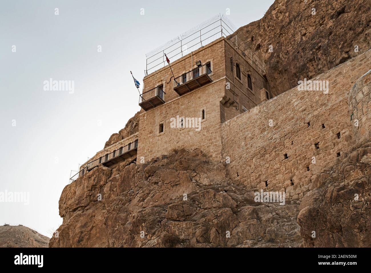 Una sezione del monastero di tentazione costruita nelle pareti rocciose a strapiombo sul Monte della tentazione in Gerico antica nella west bank PALESTINA Foto Stock