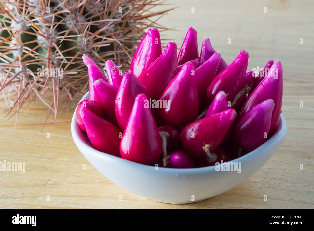 Gruppo di frutta tropicale di Pitiguey in ciotola bianca su tavola di legno con Cactus. Foto Stock