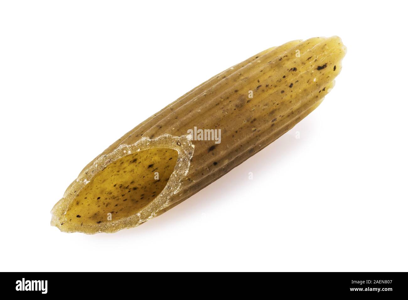 Classica pasta con spinaci da grano duro varietà isolato su uno sfondo bianco, close-up Foto Stock