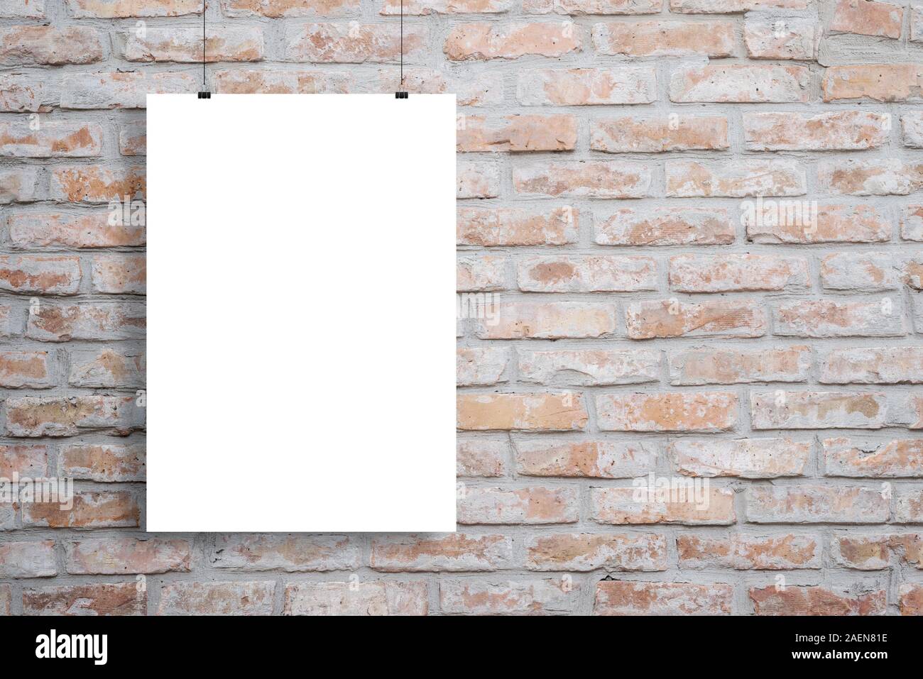 Vuoto mockup poster appeso su un muro di mattoni con copia spazio accanto Foto Stock