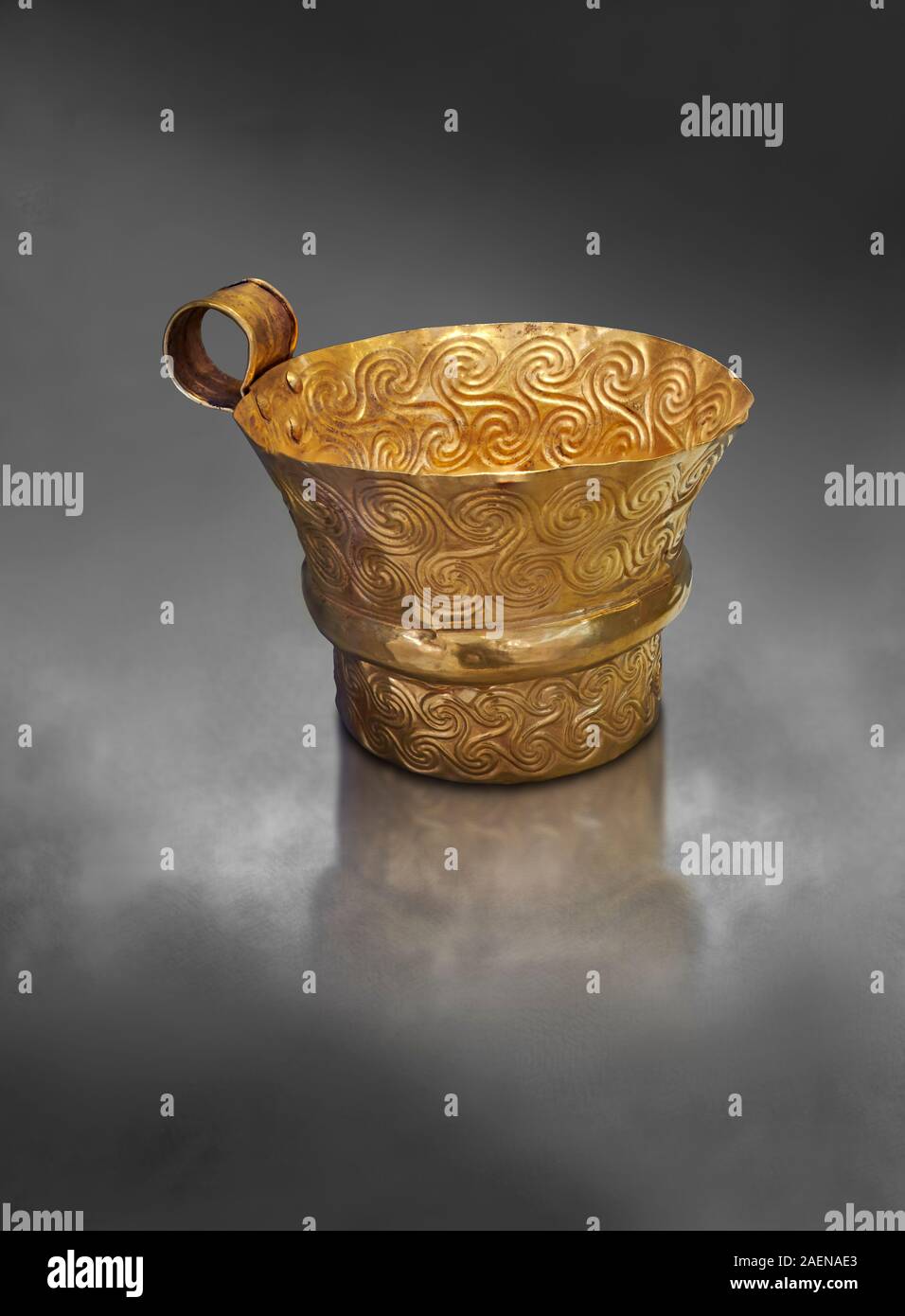 Oro micenea cup con decorazioni a spirale, Grave V, grave un cerchio, Micene, Grecia. Museo Archeologico Nazionale di Atene. Grigio sfondo arte Foto Stock