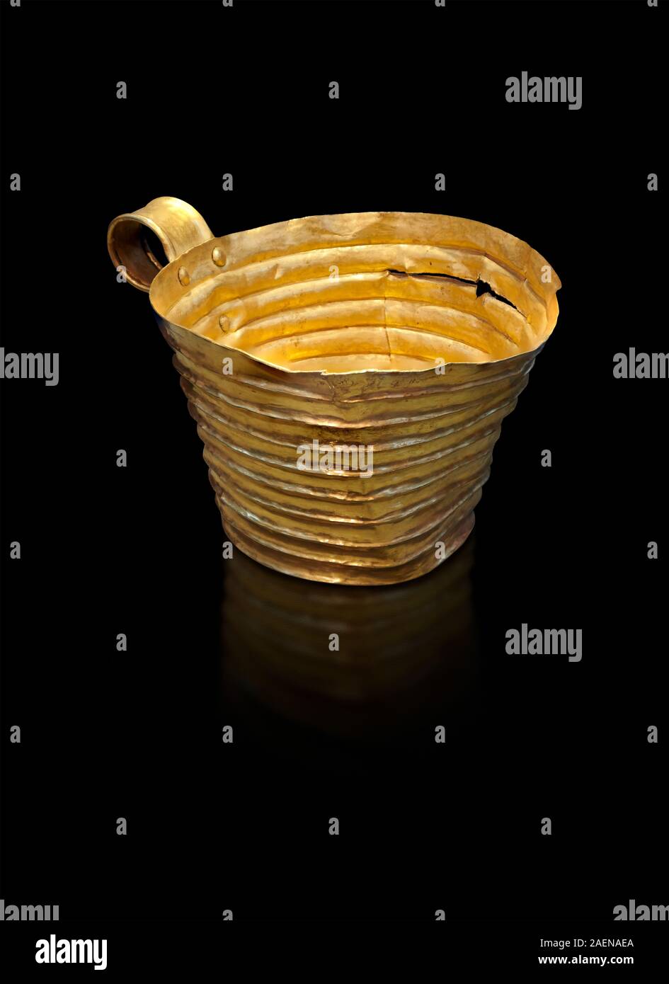 Oro micenea cup con grroves orizzontale, Tomba IV, grave un cerchio, Micene, Grecia. Museo Archeologico Nazionale di Atene. Un elegante preziosa g Foto Stock