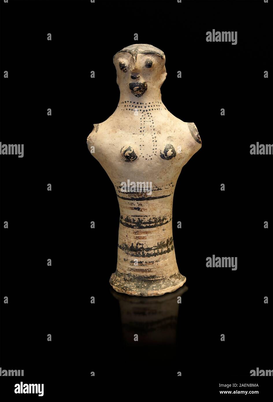 Cavo femmina micenea figurina, adorant, indossa una collana, da Micene tomba 40, il Museo Archeologico di Atene. Cat n. 2494. Sfondo nero Sty Foto Stock