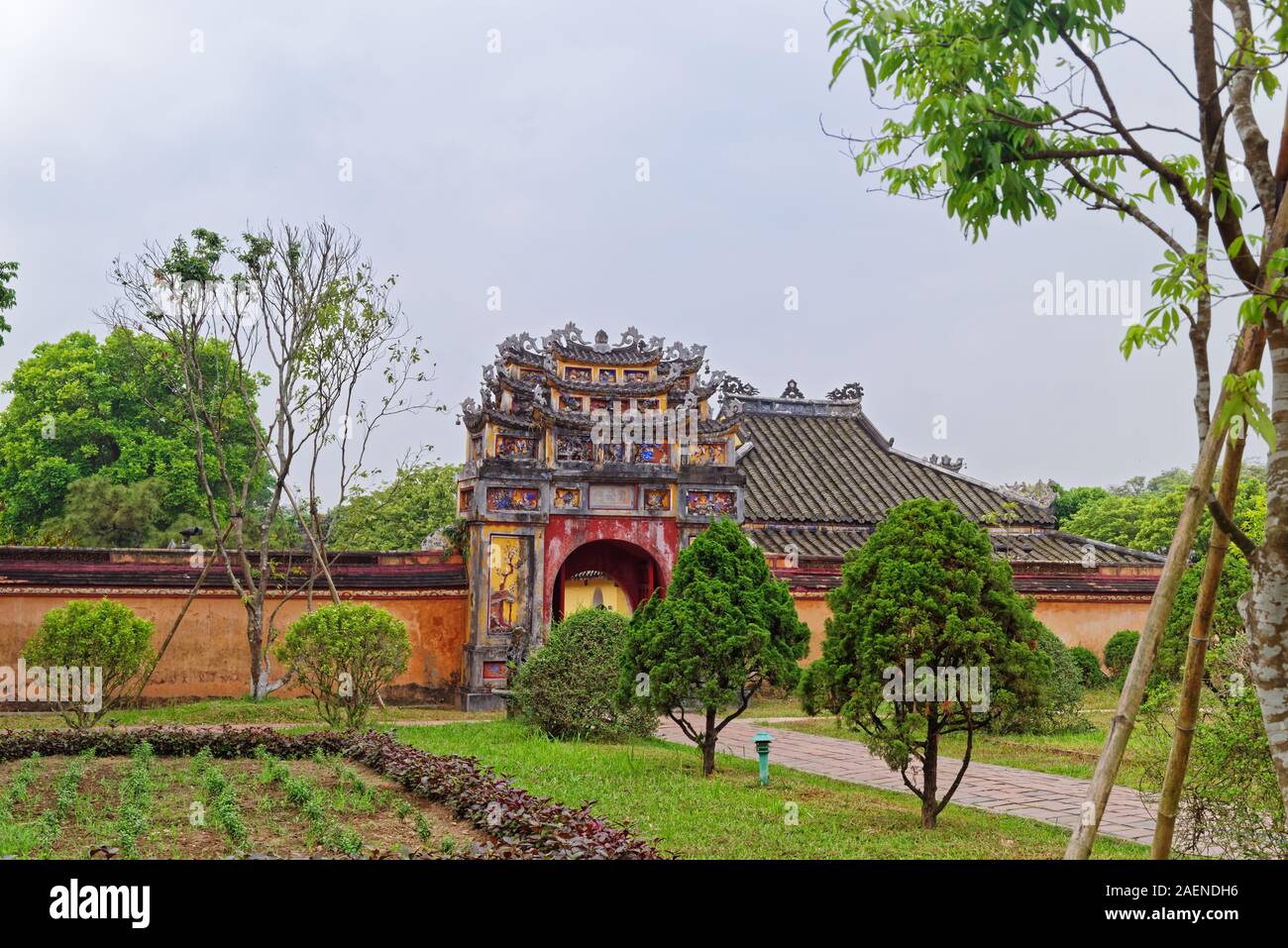 Una delle porte di accesso alla zona interna del viola città proibita (cittadella imperiale) in tinta, Vietnam Foto Stock