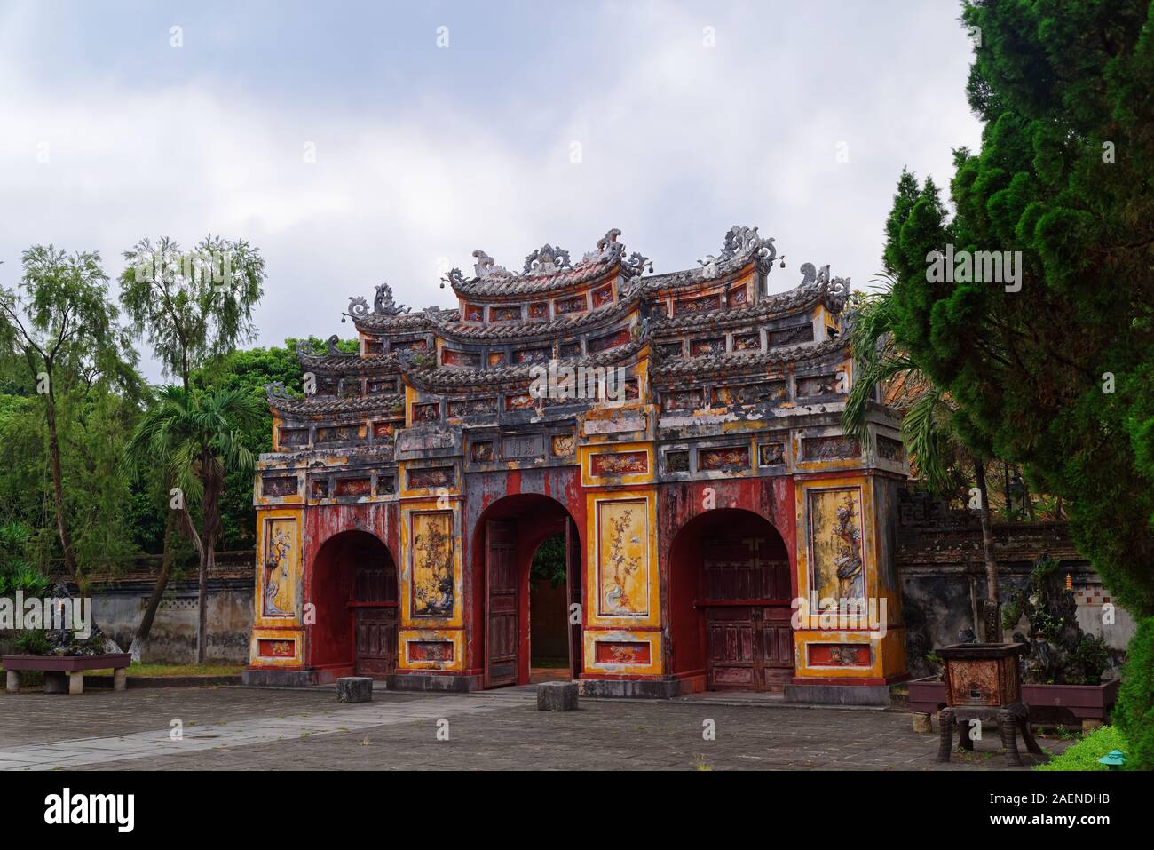 Cua Tho Chi porta in viola Forbidden City (Città Imperiale) in tinta, Vietnam Foto Stock