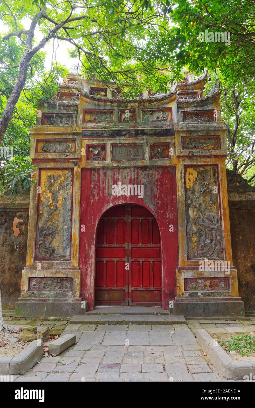 Colorato decorato a cancello chiuso alla zona interna della viola la città proibita (cittadella imperiale) in tinta, Vietnam Foto Stock
