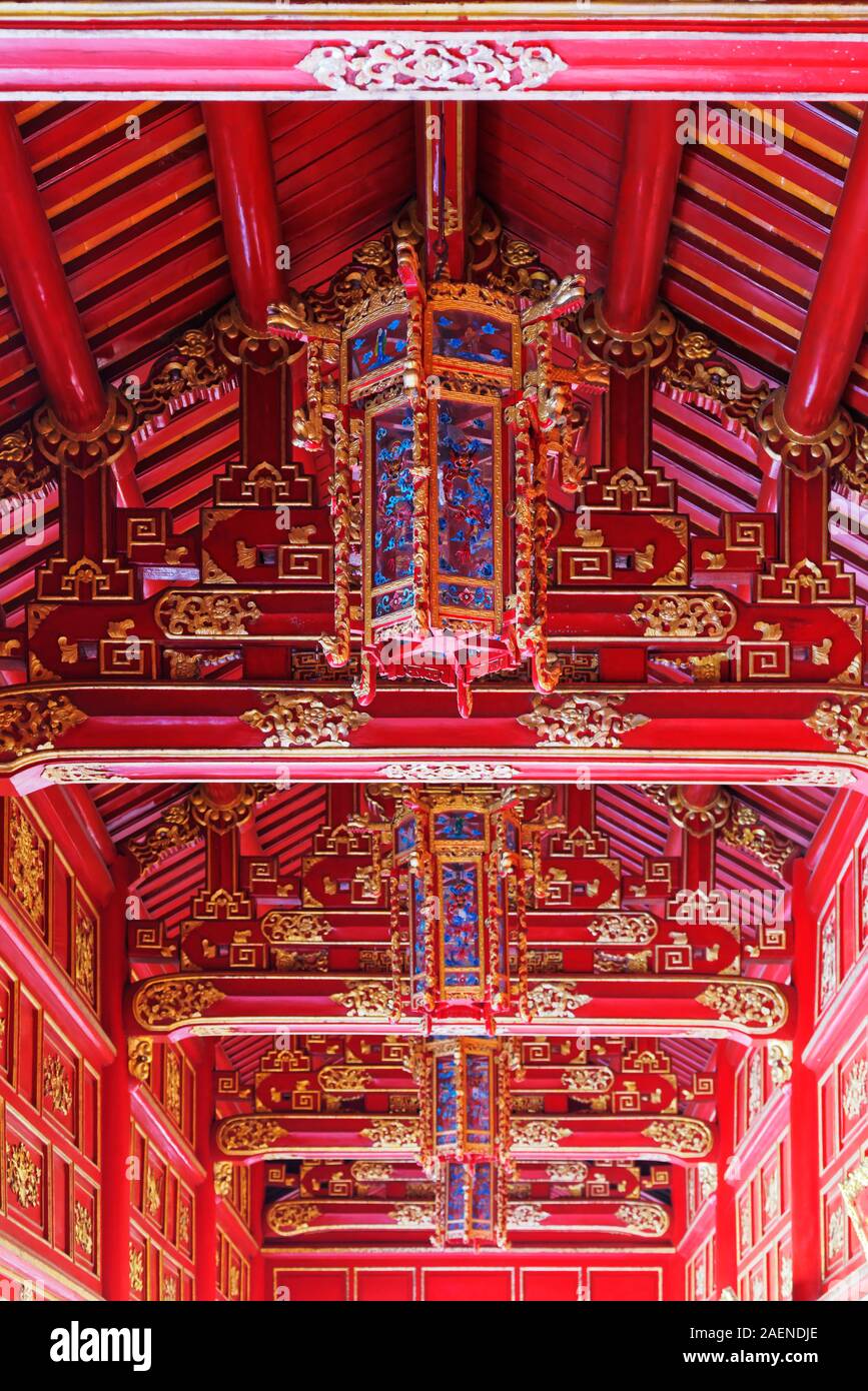 Incredibile ornato soffitto in legno rosso corridoio in viola la città proibita (cittadella imperiale) in tinta, Vietnam Foto Stock