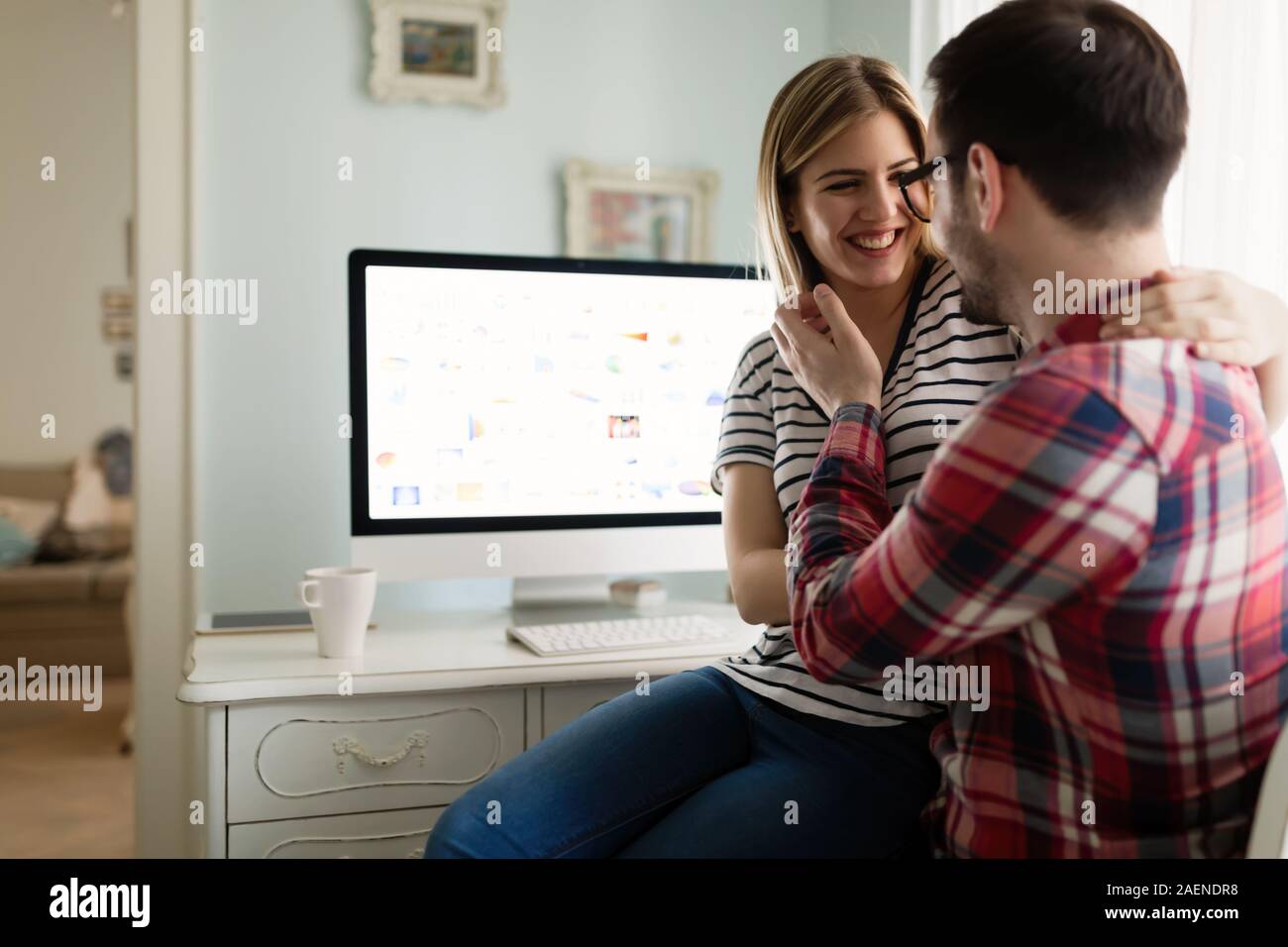 Attraente di giovani progettisti che lavorano insieme da casa Foto Stock