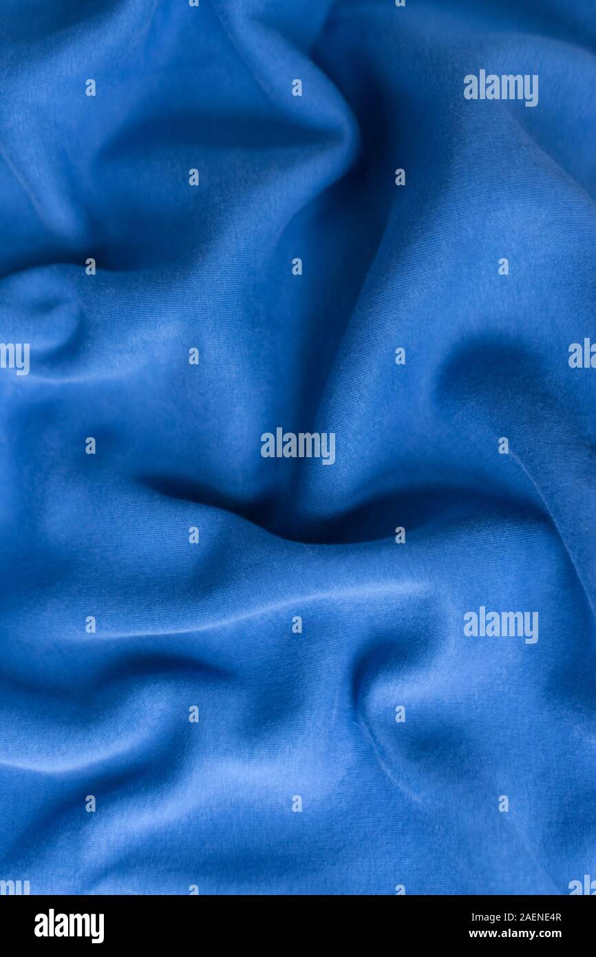 Tessuto blu sullo sfondo di texture. Stoffa tessile colorato in trend classic colore blu del 2020. Blu classico colore Pantone. Profondità di campo Foto Stock