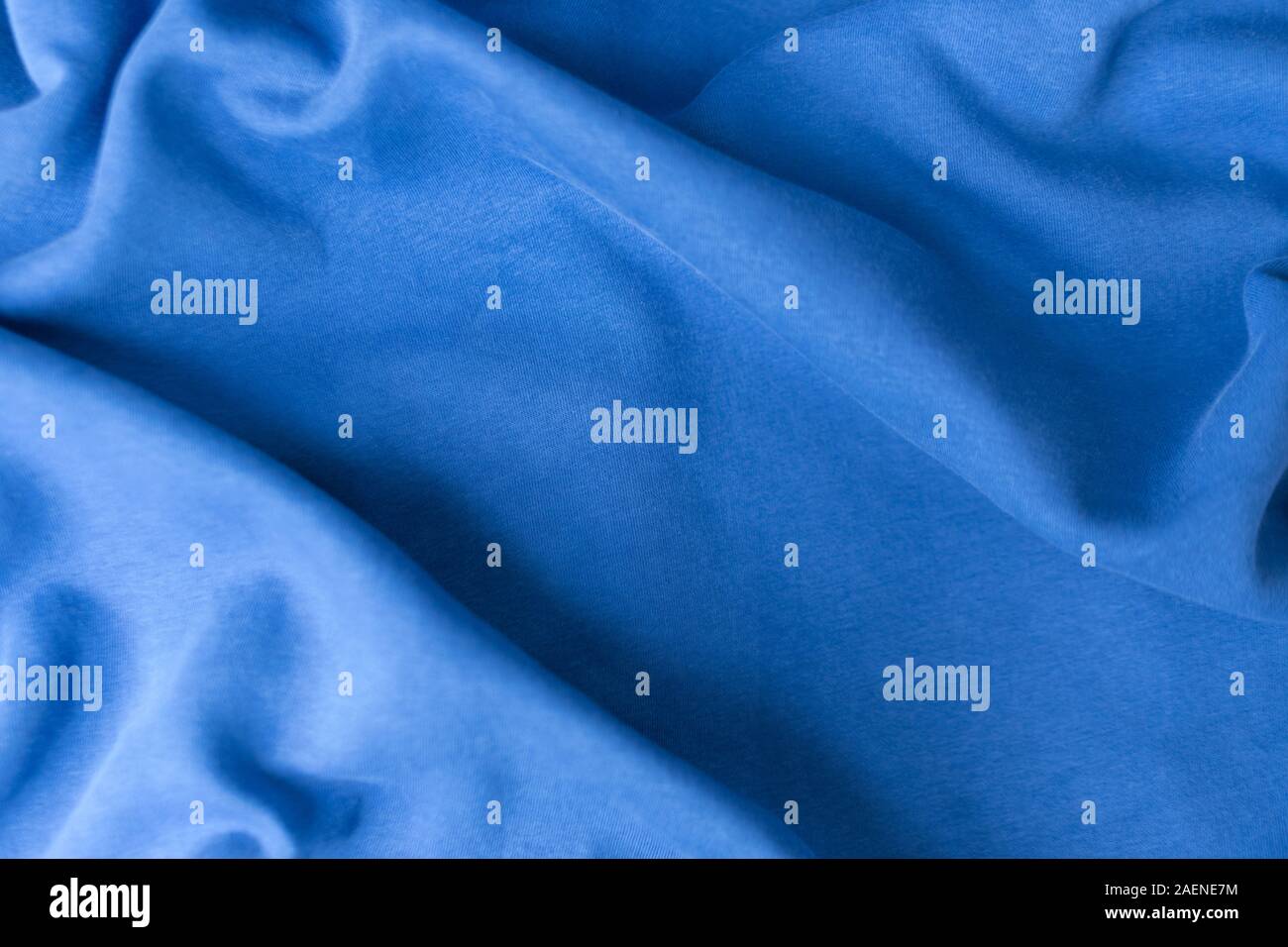 Tessuto blu sullo sfondo di texture. Stoffa tessile colorato in trend classic colore blu del 2020. Blu classico colore Pantone. Profondità di campo Foto Stock
