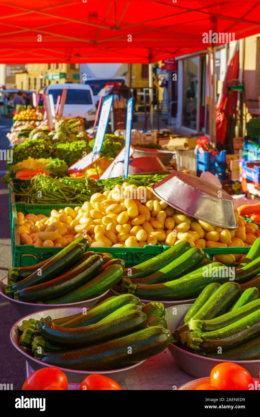 Varie vegtables in vendita in un mercato francese, in Le-Bois-de-Oingt, Beaujolais, dipartimento del Rodano, Francia Foto Stock